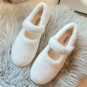 Women’s Faux Fur Mary Jane Slippers – White – Size 6.5 – Never Worn